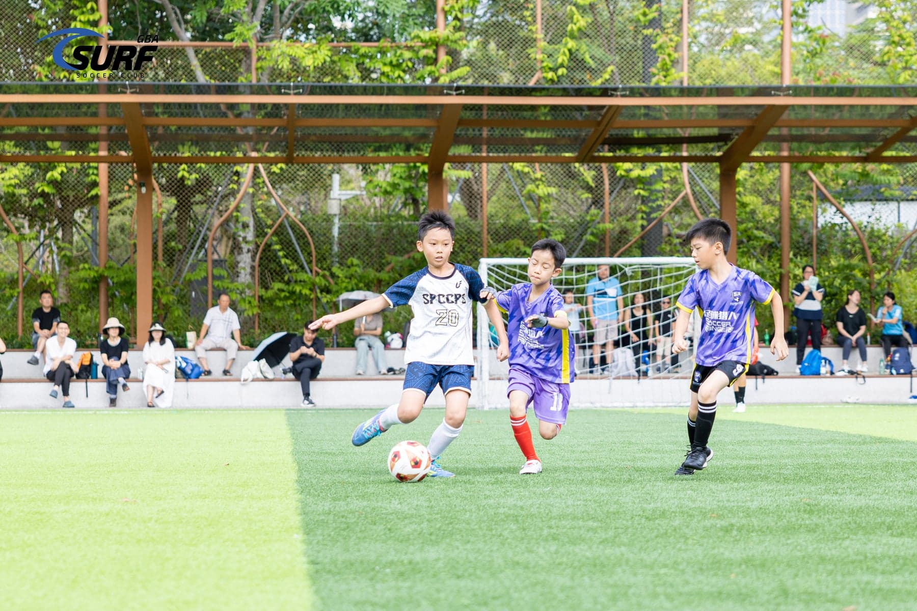 SoccerRangers 球员在友谊赛中争抢足球